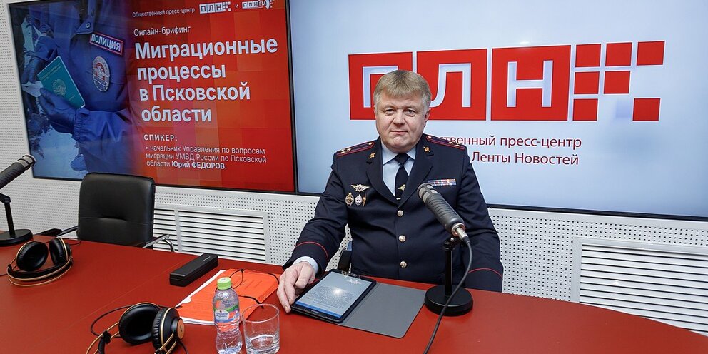 успешные переговоры. человек на собеседовании. общение американцев. собеседование. деловые встречи и переговоры.