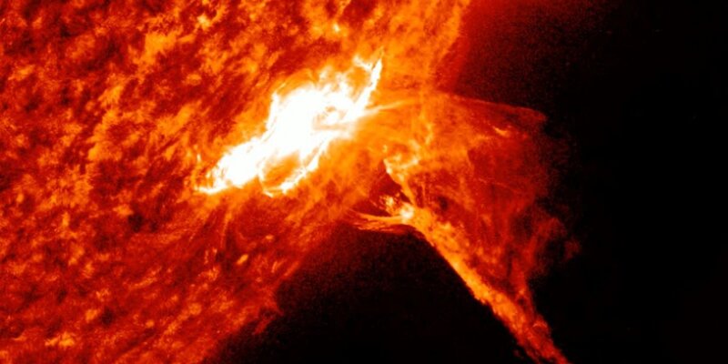 смертоносное солнце. что будет происходить на солнце. солнечный протуберанец. строение солнечной происхождение. факелы протуберанцы вспышки.