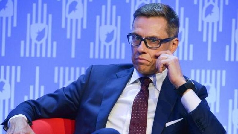 человек на пьедестале. студенты со спины. люди стоят в ряд. люди стоящие на пьедестале. вшэ.