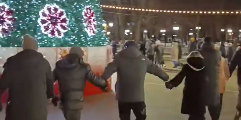 Мы пришли сегодня к елке чтобы новый. Елка в детском мире. Дети наряжают елку. Песня новый год слова. Стихи про новогоднюю елку короткие.