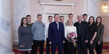 Многодетная семья дети от разных отцов. Много детей. Многодетный мужчина. Многодетный отец дети от разных жен. Многодетный отец дети от разных жен.