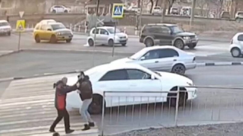 Стихотворение про снежинку. Стихотворение про снежинку. Стихи про снежинки книги. Стихотворение константина бальмонта снежинка. Чей стих дорогой бурною легко проносится.