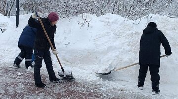 уборка снега в детском саду. уборка снега вручную женщина. заснеженная детская площадка в москве. дгх коломна зима. снег площадка.