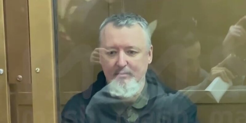 Эдвард бил приговор. Эдвард билл суд. Блоггер эдвард билл в суде. Осудили блогера. Суд приговорил.