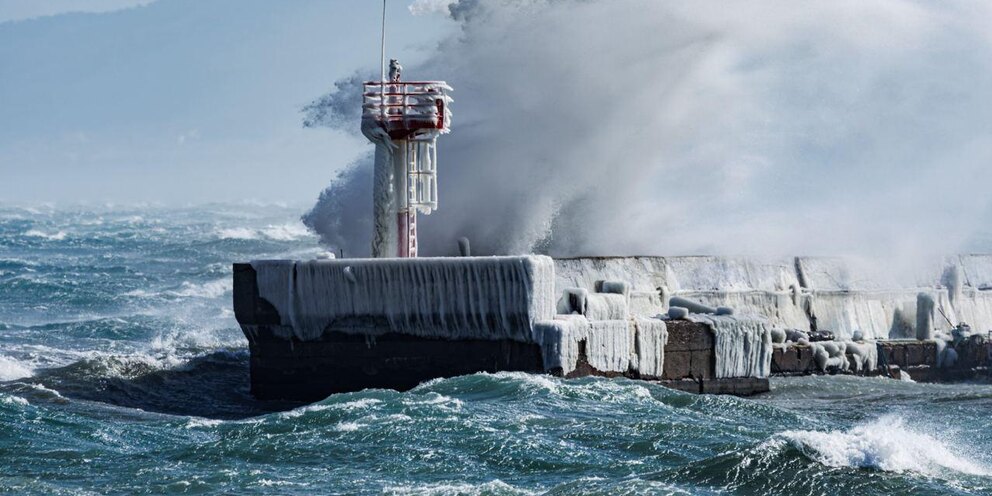 СРОЧНО! ЦУНАМИ В ЧЕРНОМ МОРЕ. НОВОРОССИЙСК. 4 ГИГАНТСКИЕ ВОЛНЫ НАБРОСИЛИСЬ на БЕ