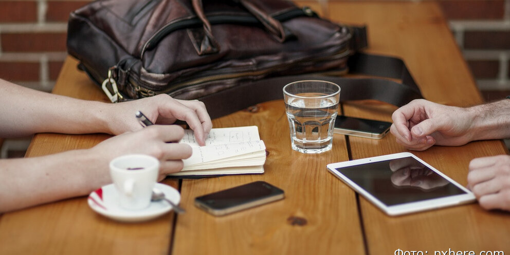 ресторан с посетителями. недовольный мужчина в ресторане. можно ли не платить в ресторане. не хочет платить в кафе. клиент в ресторане.