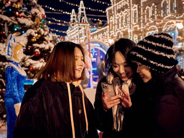 Москва туристов в год. Туристы в россии. Москва. Туризм красная площадь. Кремль люди.