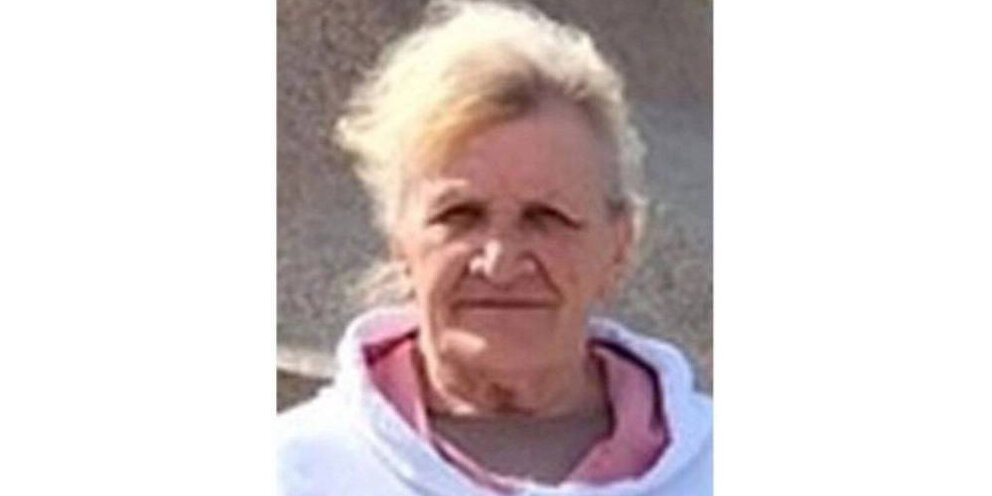 Модель 60+ барбара. Пожилая женщина. Женщина средних лет. Эта немолодая женщина была. Пожилая женщина в платке.