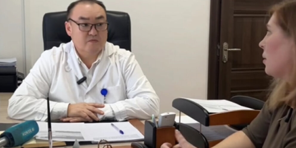 Мальчик здоровается. Друзья мальчики. Школьники общаются. Фотосессия двух братьев. Детство современных детей.