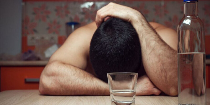 Озноб с похмелья. Hangover man. Проснулся с бодуна. Похмелье. Фото нерусских парней в кровати с похмелья.