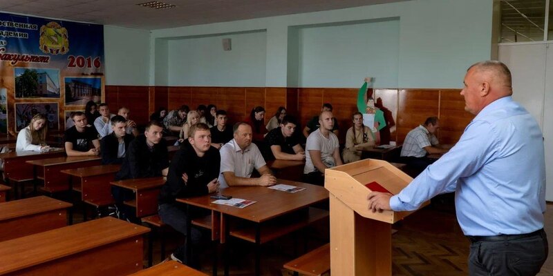 Сайт гимназия города. Гимназия номер 2 нижневартовск. Сайт гимназия города. Гимназия город ливны. Слободской.