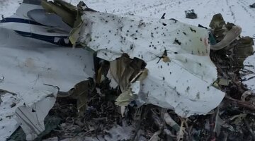 Ту-114 пассажирский самолёт. Туполев ту-114. Самолет на стоянке. Памятник самолет воронеж балтимор. Гараж для самолетов.