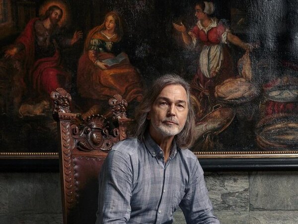 проводник выкинул кота. кошка выпрыгивает из окна. выкинул кота с балкона. бедный котик. проводник выкинул кота.