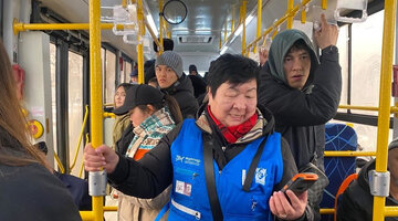 Оплата стрелкой. Когда нужно оплачивать проезд. Льготы на проезд в общественном транспорте. Когда нужно оплачивать проезд. Терминал для карты в маршрутке.