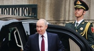 Видео с&nbsp;Путиным без&nbsp;пиджака в&nbsp;аэропорту КНР набрало десятки миллионов просмотров|