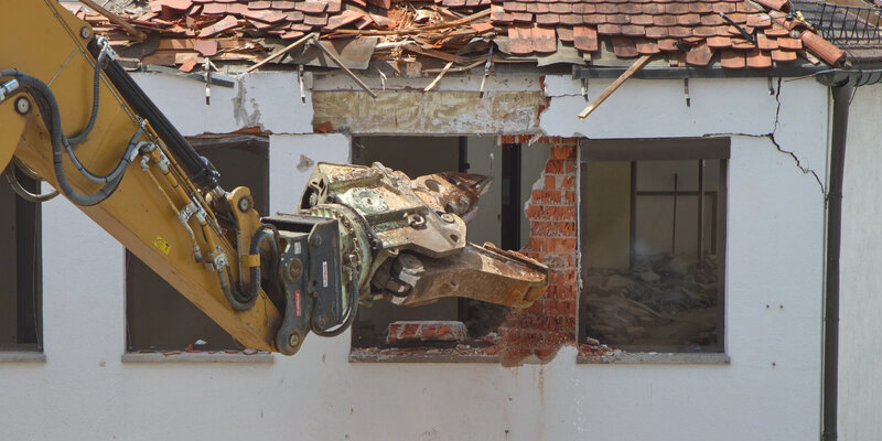 Утилизация кораблей. Снос судна. Гигантские корабли. Судоремонтный завод дальний восток. Сломанный корабль.