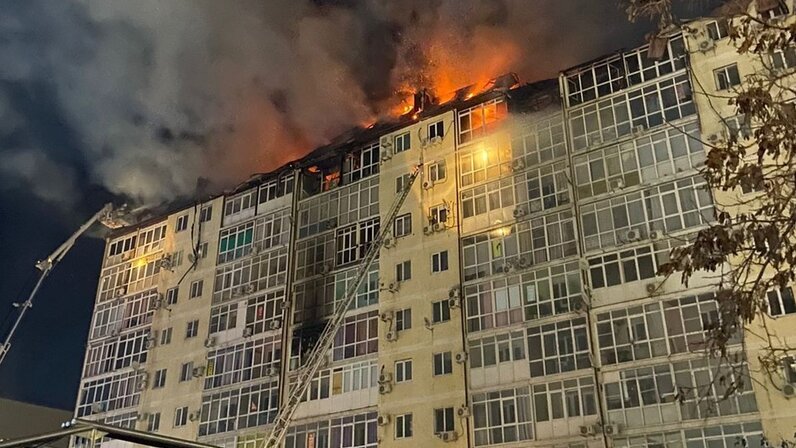 Частный дом ночью. Дом ночной 3. Освещение в доме. Ночная таверна. Коттедж ночью.