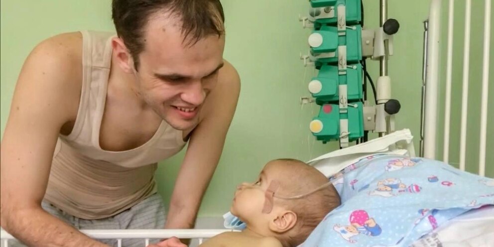 Новорожденный малыш. Двойняшки мальчик и девочка в роддоме. Маленькие дети в роддоме. Рожала 2 суток. Новорожденный ребенок.