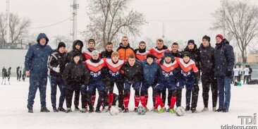 В футбольном турнире участвуют несколько команд