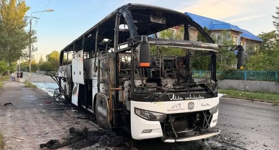 Появились первые фото с&nbsp;места атаки дрона ВСУ на&nbsp;рейсовый автобус в&nbsp;ДНР|