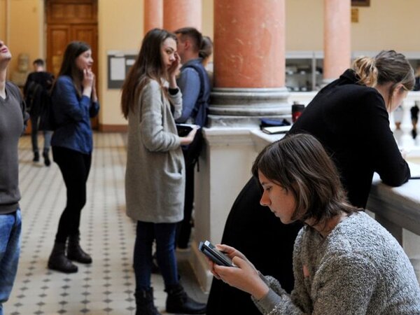 Поступление в вуз. Выпускники университета в россии. Куда можно пойти работать после института. Профессии выпускников 11 класса. Студенты в вузе.