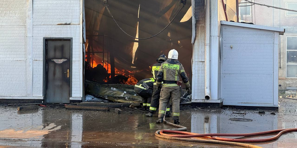 Два складских помещения и административное здание горят в Краснодаре на 1 тыс "квадратах"