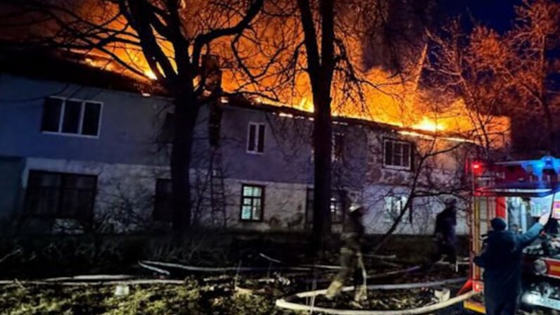 пожар на комсомольской площади в москве. пожар в жилом доме. героев революции 17 новосибирск. мчс россии здание. при ликвидации последствий пожаров.