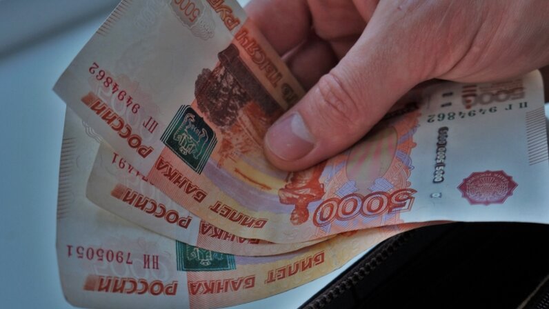 выплата денег. деньги рубли. 1000 рублей 2022. новые 1000 рублей. новая тысяча рублей.