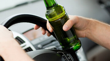 Конфискация автомобиля за вождение в нетрезвом. Распитие алкоголя в припаркованном автомобиле. Пьяный водитель. Пьяный водитель за рулем. Управление в нетрезвом виде.