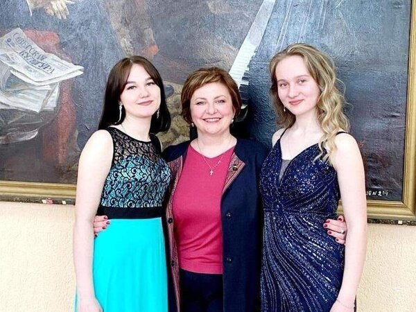 Музыкальные видеоклипы популярные. Хоть песню включи. Красивая девушка диджей. Девушка диджей. Обложка клипа.