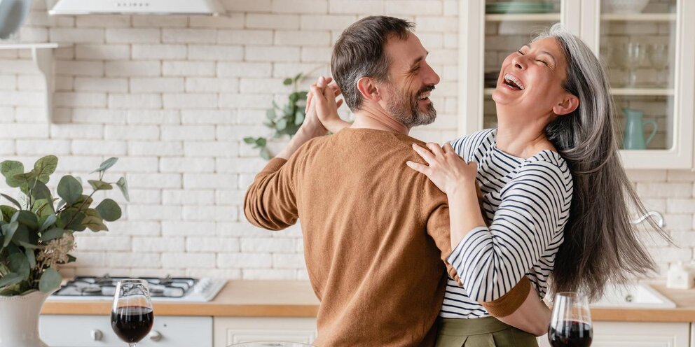 мужчина и женщина жить месте. кристи безмолвный свидетель. супруги не живут вместе. отношения в семье. гражданский брак и сожительство.