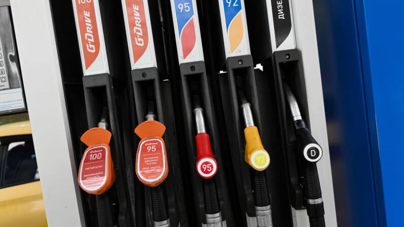 Топливо дорожает. Аи 92 биржа. Аи 92 фото. Торговля топливом. Рост цен на бензин.