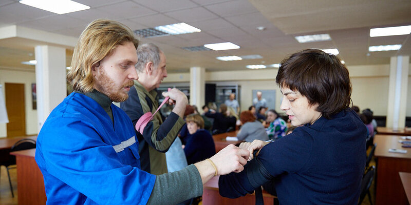 курсы оказания первой помощи. оказание первоймедецинской помощи. сертификат красного креста. сертификат об оказании первой медицинской помощи. инструктор по оказанию первой помощи.