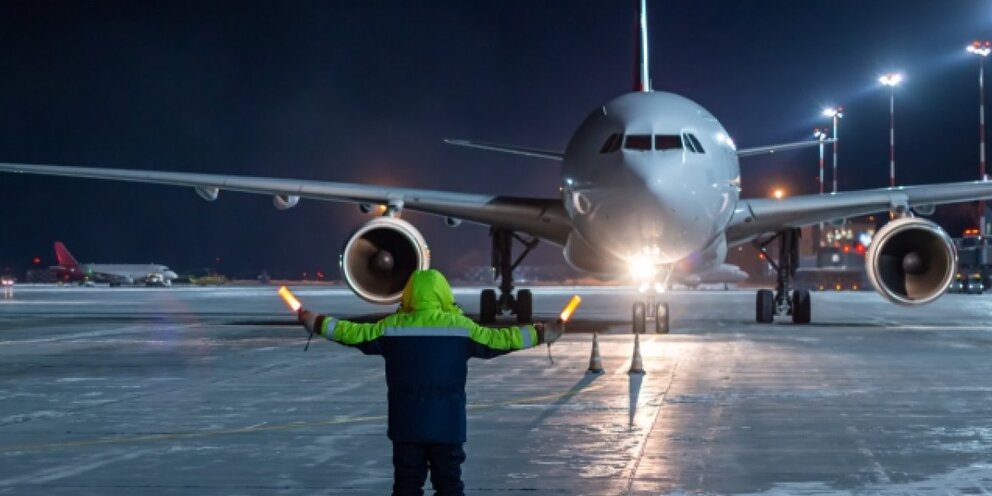 Задачи на скорость самолета. Самолет был в полете 5 часов. Роял флайт авиакомпания. Два самолета летят. Полет боинг 747.