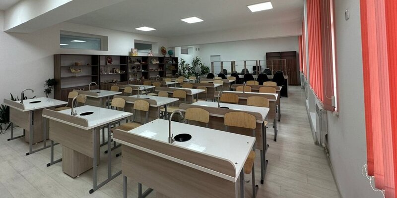 Школьники в классе. Школьники 7-8 классов. Дом обучение 8 класс. Домашнее образование. Умный дом в разрезе.