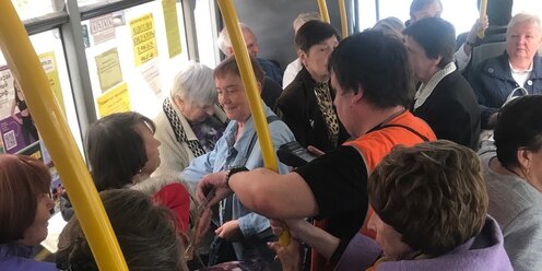 Приложение для проезда в автобусе. Оплата по qr коду в автобусе. Оплата по qr коду в транспорте. Wi-fi в автобусе. Валидатор в автобусе.