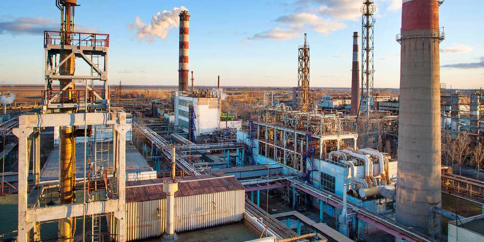 нпз рабочий. работа на химическом заводе. работник химзавода картинка. схз ступино. работа на химическом заводе.