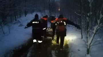 зимой потерявшейся в лесу. человек в зимнем лесу. ищут человека в лесу зимой. мужчина в зимнем лесу. поход зимой в лес.