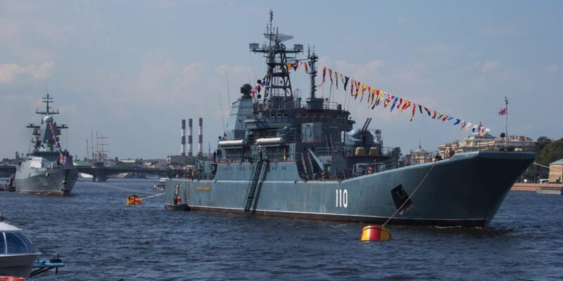 Корабль январь. Бдк азов. Маршал шапошников большой противолодочный корабль. Корабль январь. Кладбище кораблей мурманск териберка.