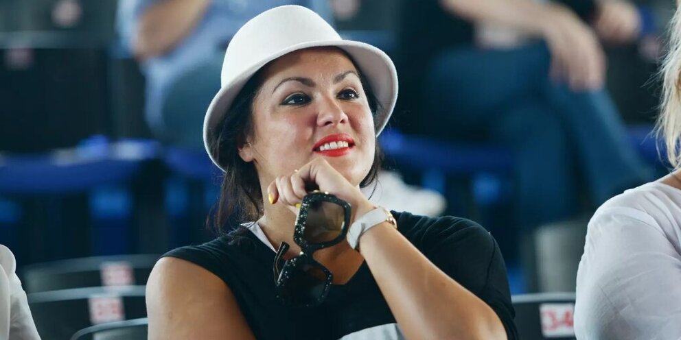 Кино где снималась певица. Фильм где снимается американская певица. Людмила чеботина певица. Рианна губы. Клава кока засветила зель порока.