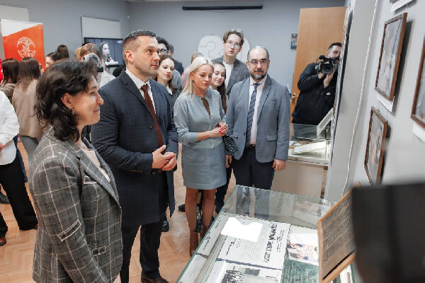 Институт международных отношений мид рф. Рмат логотип. Логотип института русского языка. Российская международная академия туризма химки. Международный русский институт.