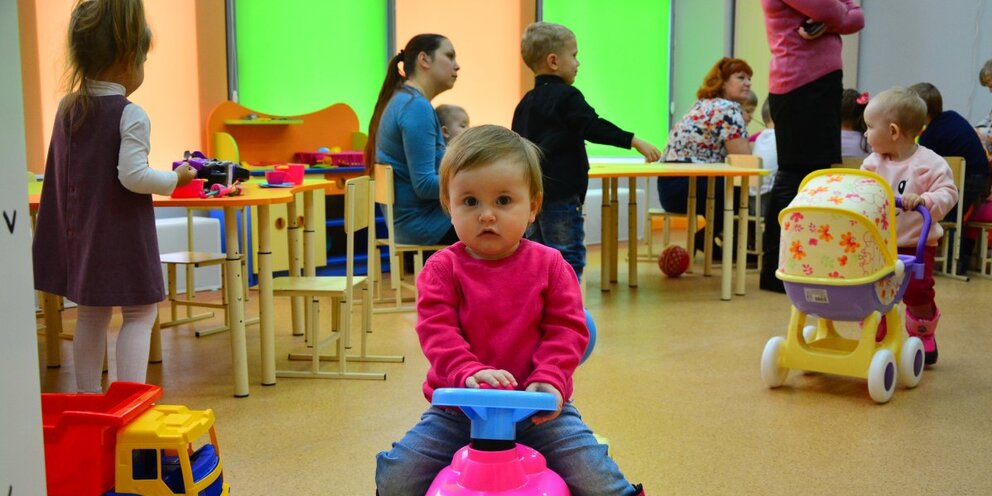 Частный садик. Дети в частном саду. Дети в садике на занятии. Как садик делают есть. Детский сад за столом.