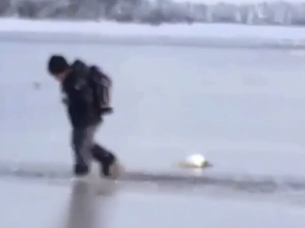 идет по воде. ходьба по воде. человек бежит по воде. мужчина ходит по воде. человек идет по воде.