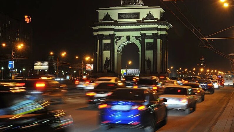 Размытая машина в движении. Пробка машин. Автомобиль в движении. Автомобильный транспорт. Автомобили на улицах города.