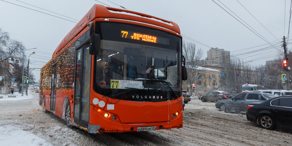 транспорт автобус. 32. автобусы едут по городку. хорошо какой автобус едет. смотреть где едет автобус.