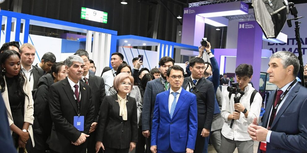 бизнес картинки для презентаций. конференция tech week сколково. цифровизация промышленных предприятий. цифровая технология мероприятия. информационные технологии в современном мире.