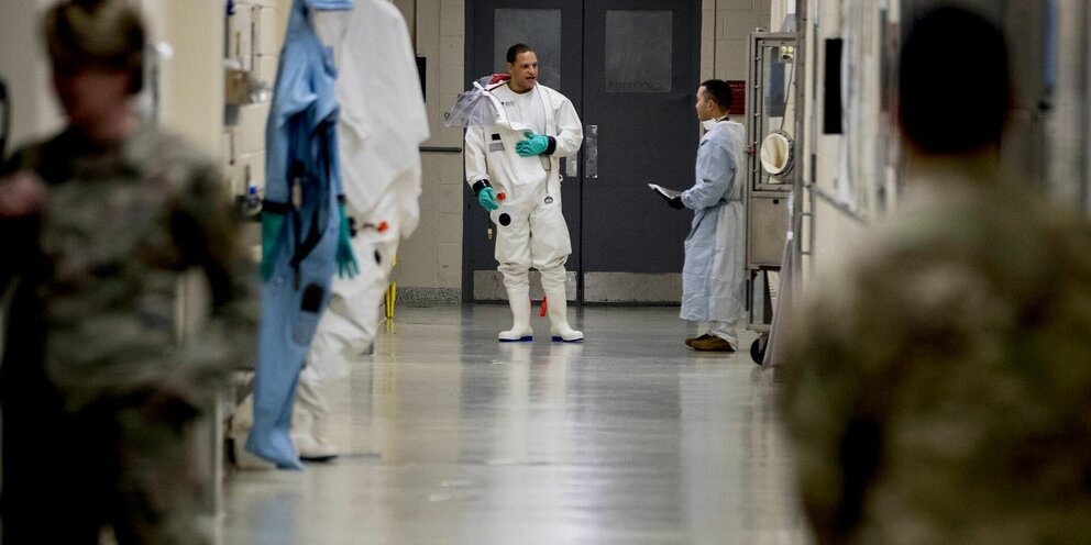 Врач скорой. Пандемия ковид. Люди больные коронавирусом. "covid-19: пандемия xxi века" чжун наньшань. Врач фото.