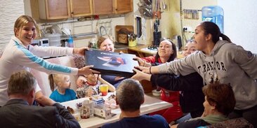 Многодетная семья смирновы клинцы. Кто выиграл в викторине семья. Кто выиграл в викторине семья. Малоярославец помощь семьям. Всероссийский конкурс семья года.