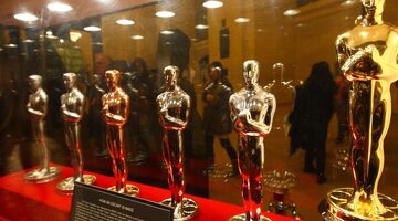 Брэд питт на вручении оскара 2021. Джордж стэнли оскар. Оскар приз американской. Статуэтка оскар на черном фоне. Александр десплат в фильме гранд.