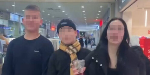 Подросток издеваться над ребенком. Издевательства старшеклассников. Буллинг в школе. Издевался над детьми в детском доме. Подросток издеваться над ребенком.